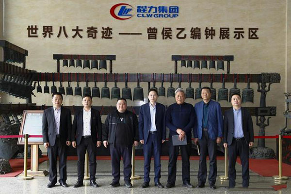 在程力汽車(chē)集團(tuán)總部迎賓大廳，雙方代表觀摩世界八大奇跡編鐘后合影紀(jì)念